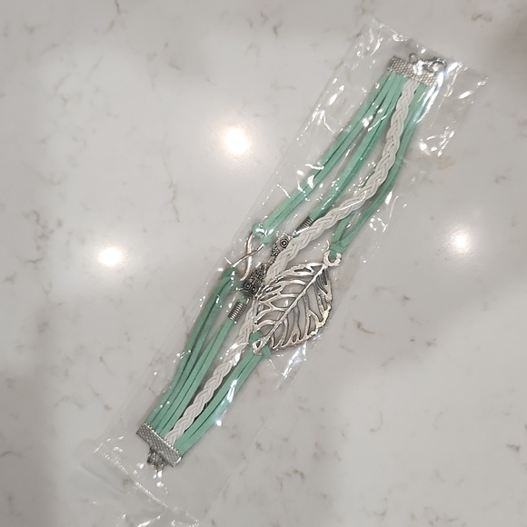 🔵 New in Package! PU Leather & Alloy Green & White Bracelet - Picture 1 of 4